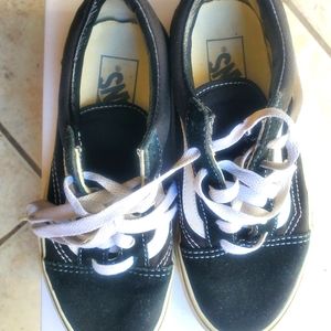 Black & White Vans Old Skool Sneaker Size 5.5 Women/4.0 Men